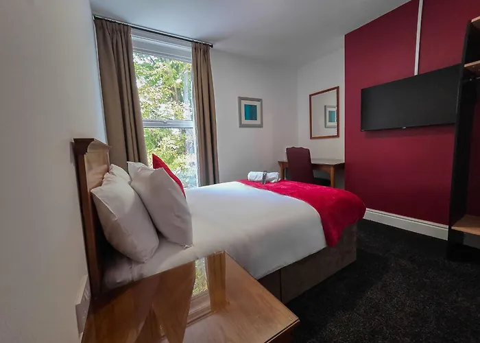 Hullywood Rooms With Shared Kitchen Facilities